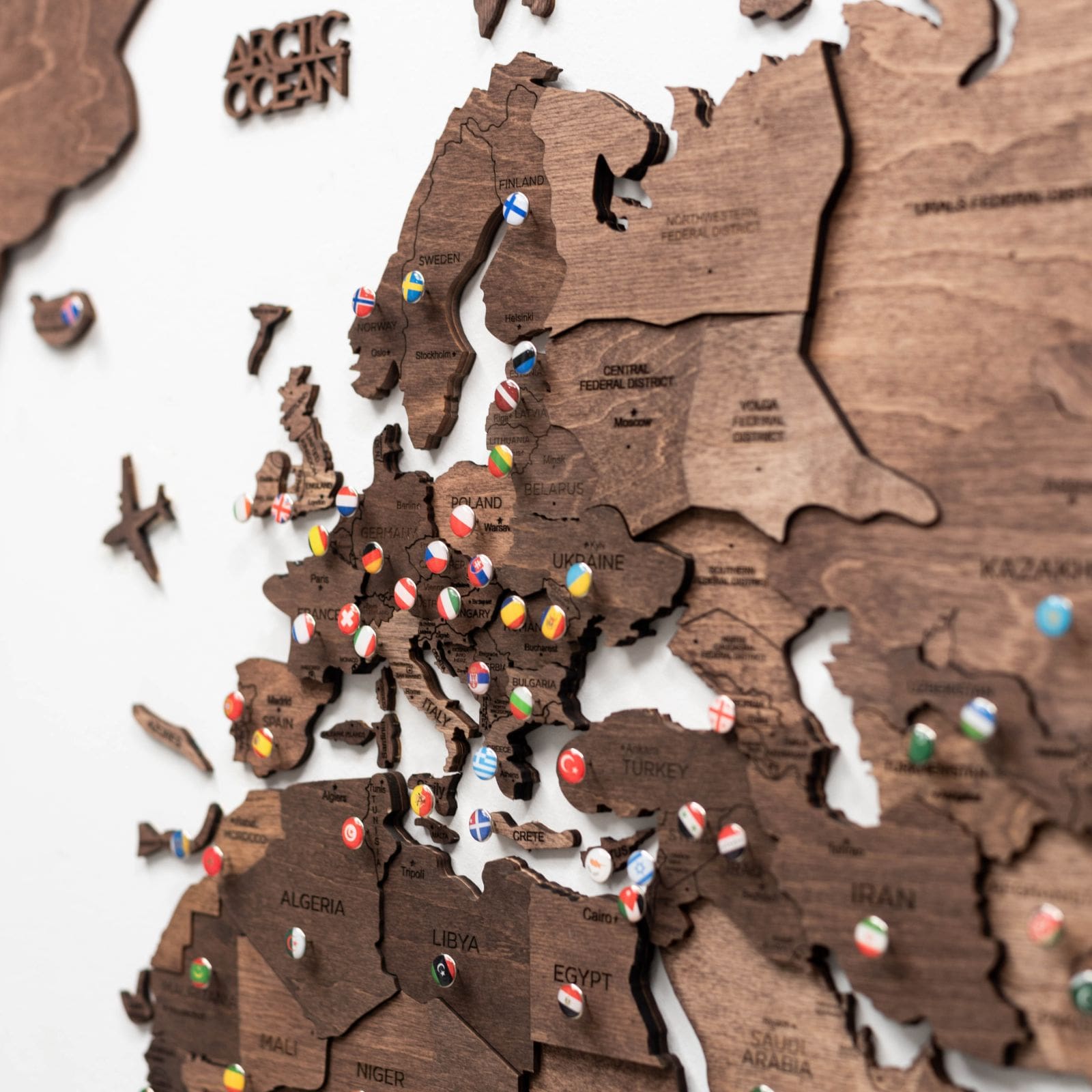 Mapa en pared color oscuro