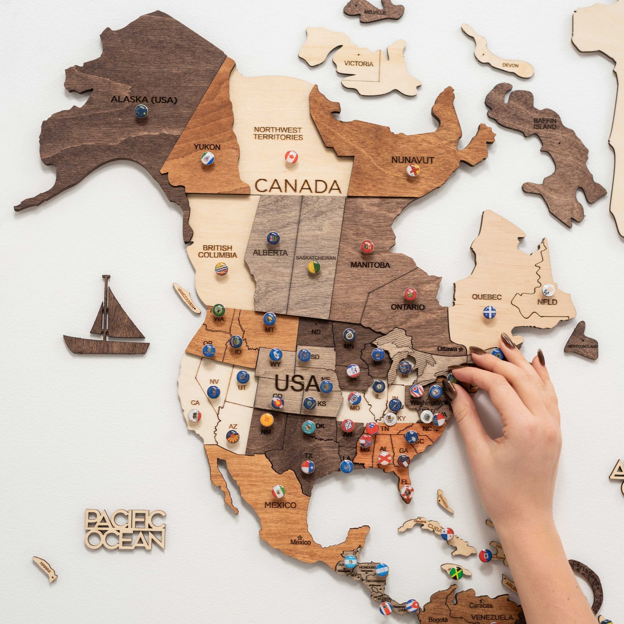 Mappa del mondo in legno dipinta a mano multicolore