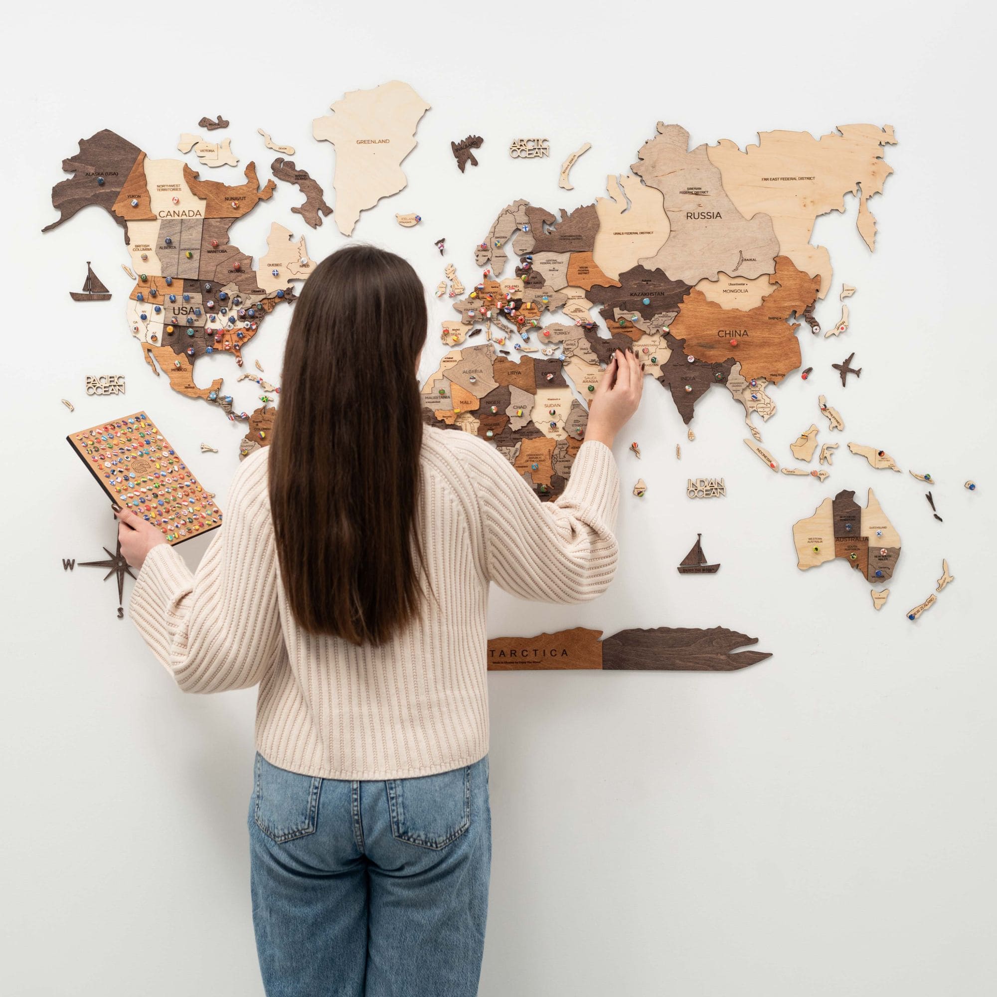 Mappa del mondo in legno dipinta a mano multicolore