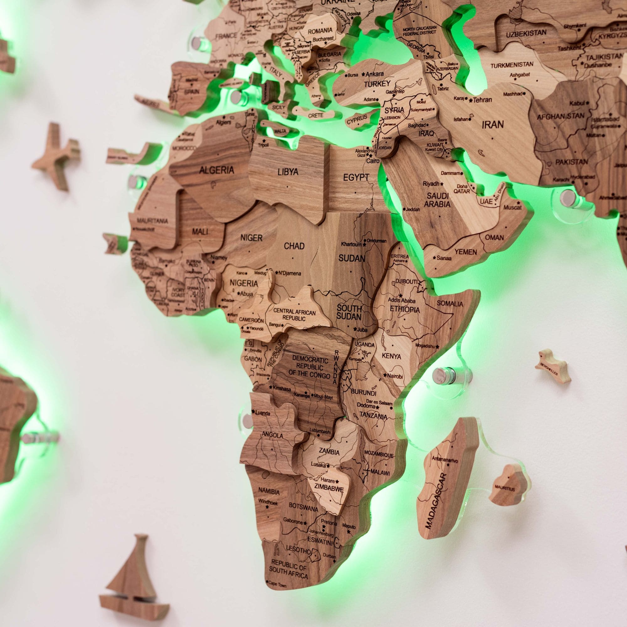 Mappa del Mondo 3D in Legno Massello – Noce