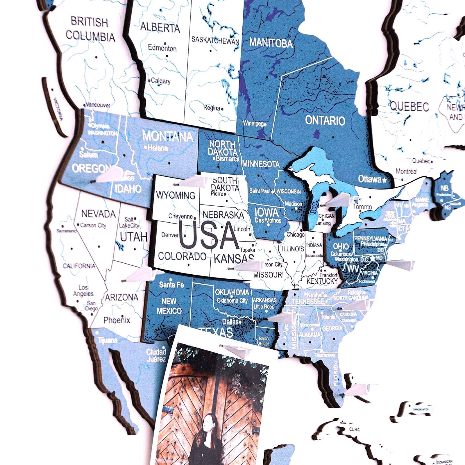 Mappa del mondo 3D in legno Aqua in soggiorno moderno