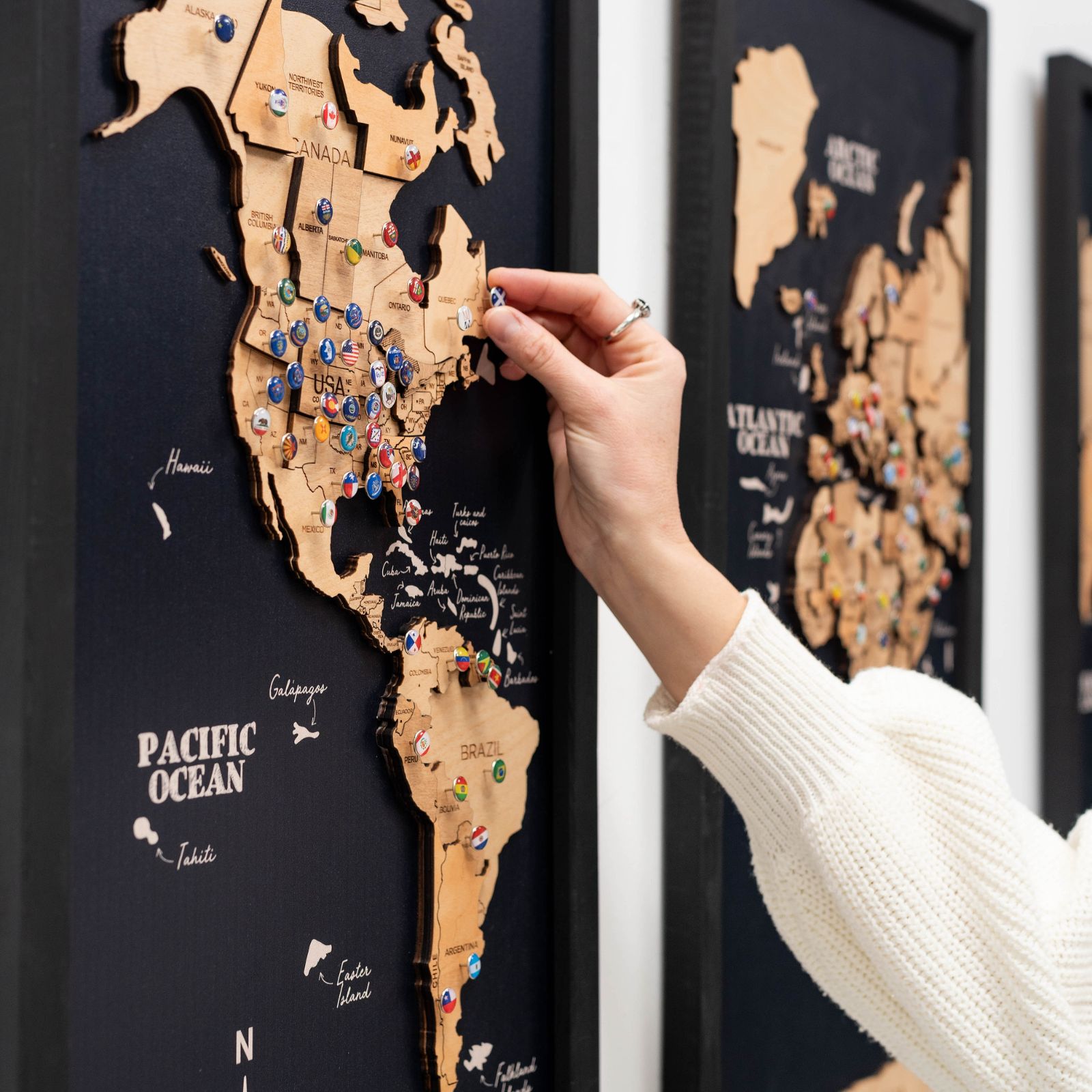 Mappa del Mondo 3D in Legno Chiaro – Trittico da Parete