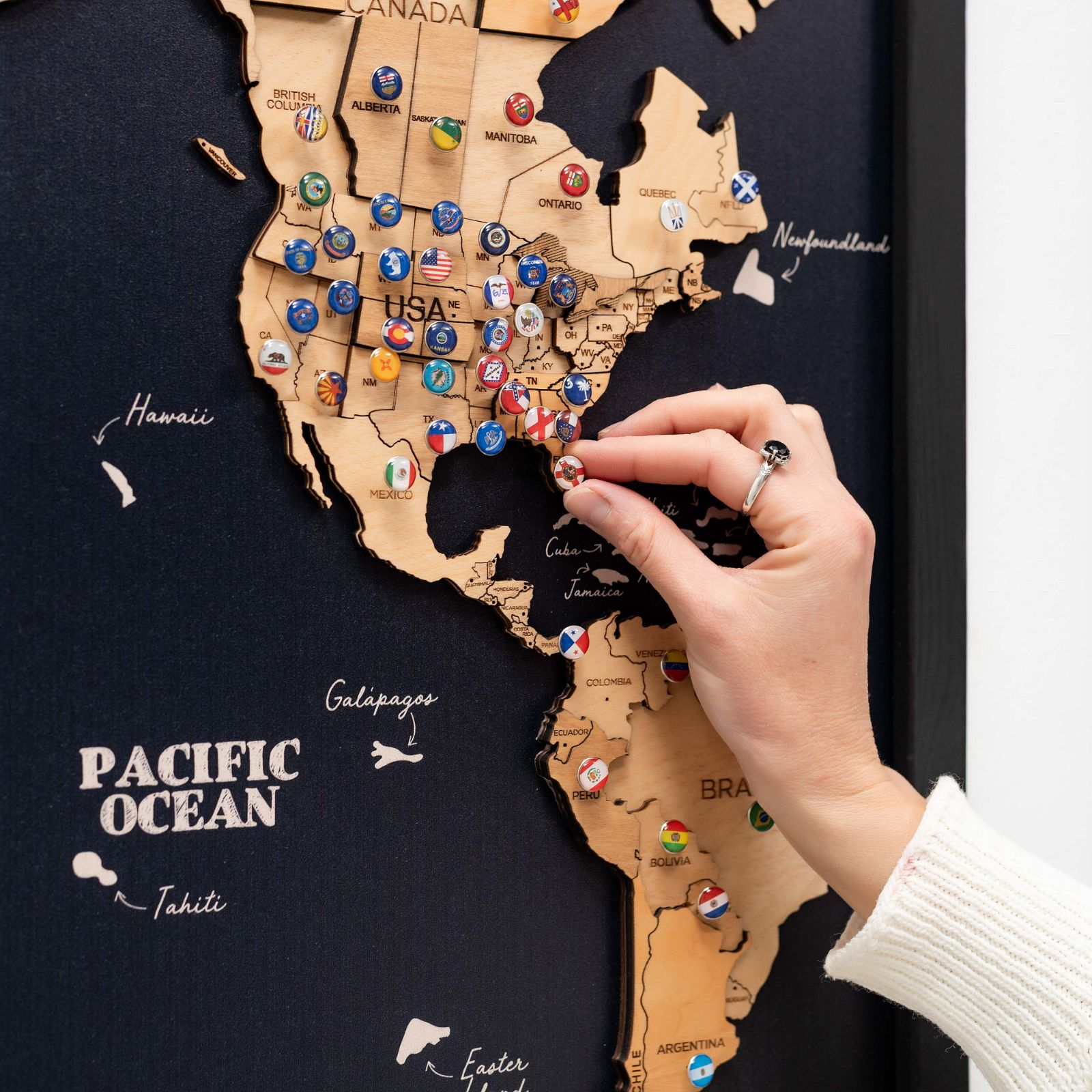 Mappa del Mondo 3D in Legno Chiaro – Trittico da Parete