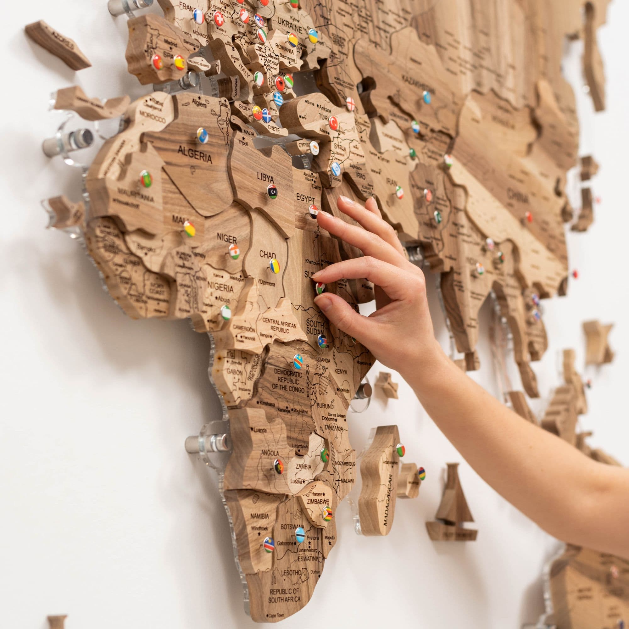 Mappa del Mondo 3D in Legno Massello – Noce