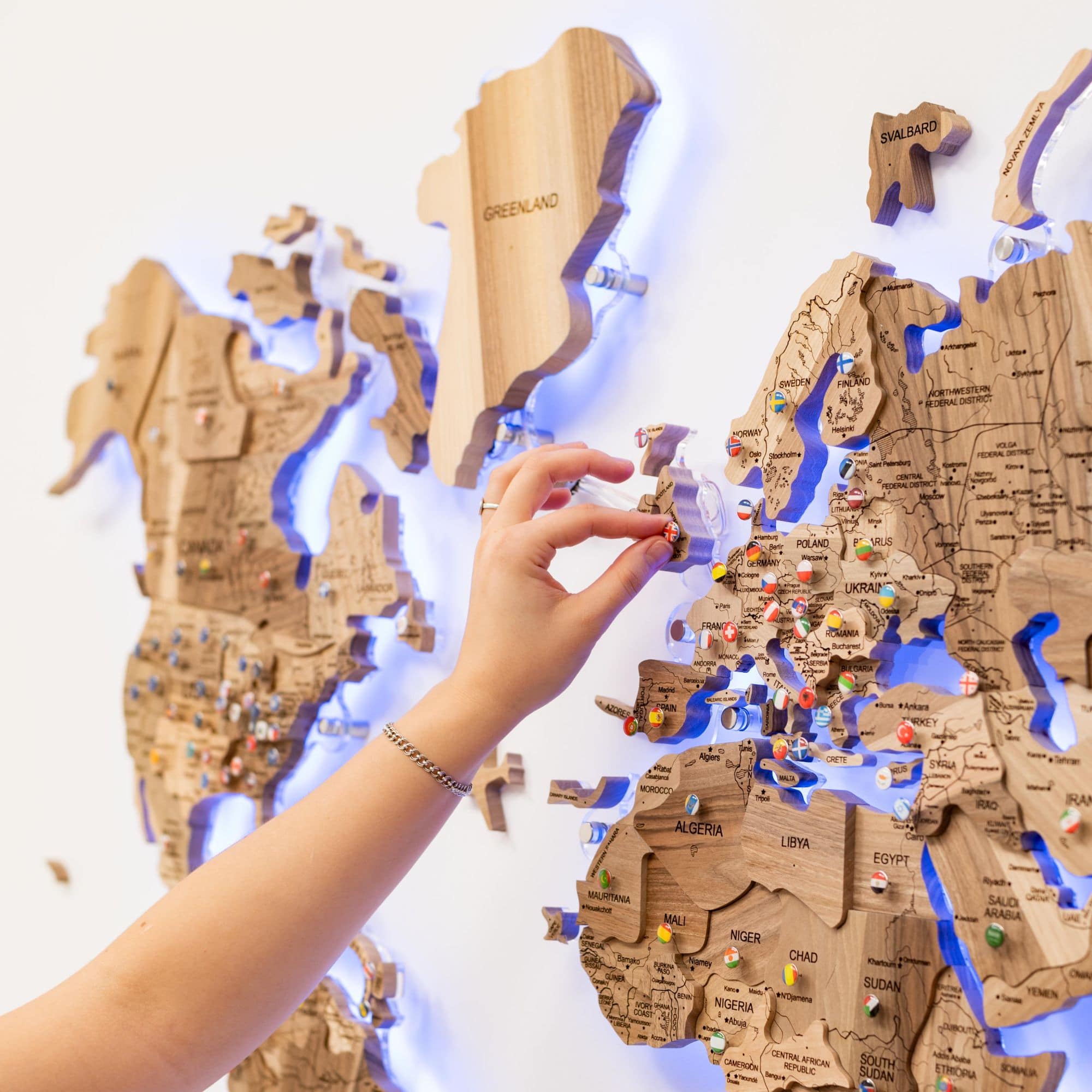 Mappa del Mondo 3D in Legno Massello – Noce
