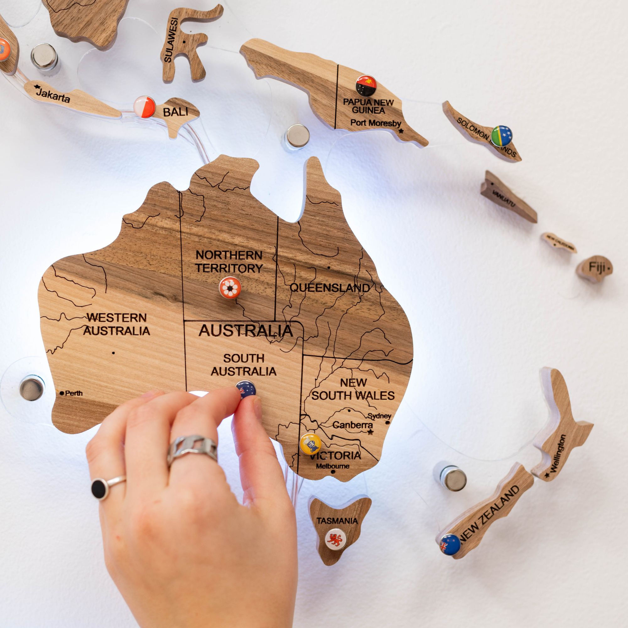 Mappa del Mondo 3D in Legno Massello – Noce