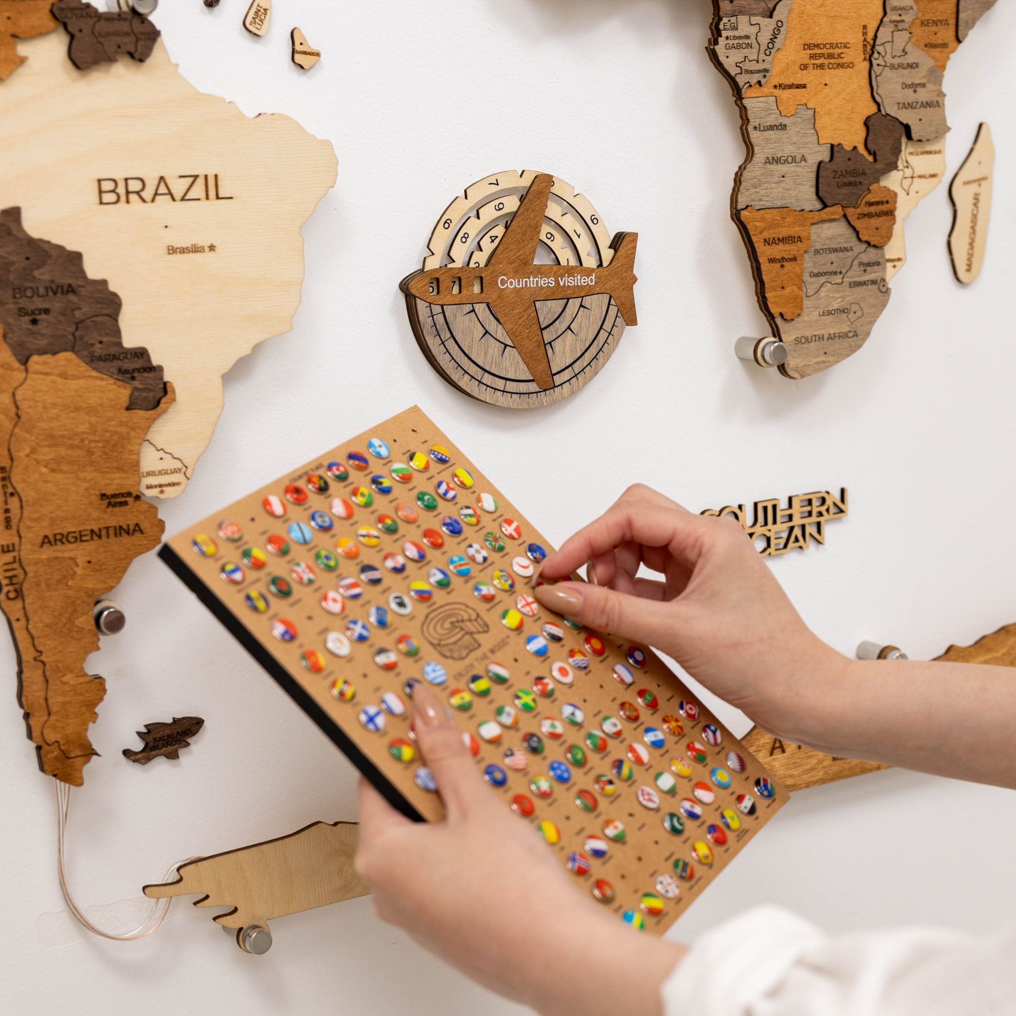 Mappa del Mondo in Legno 3D – Travel Tracker Multicolor