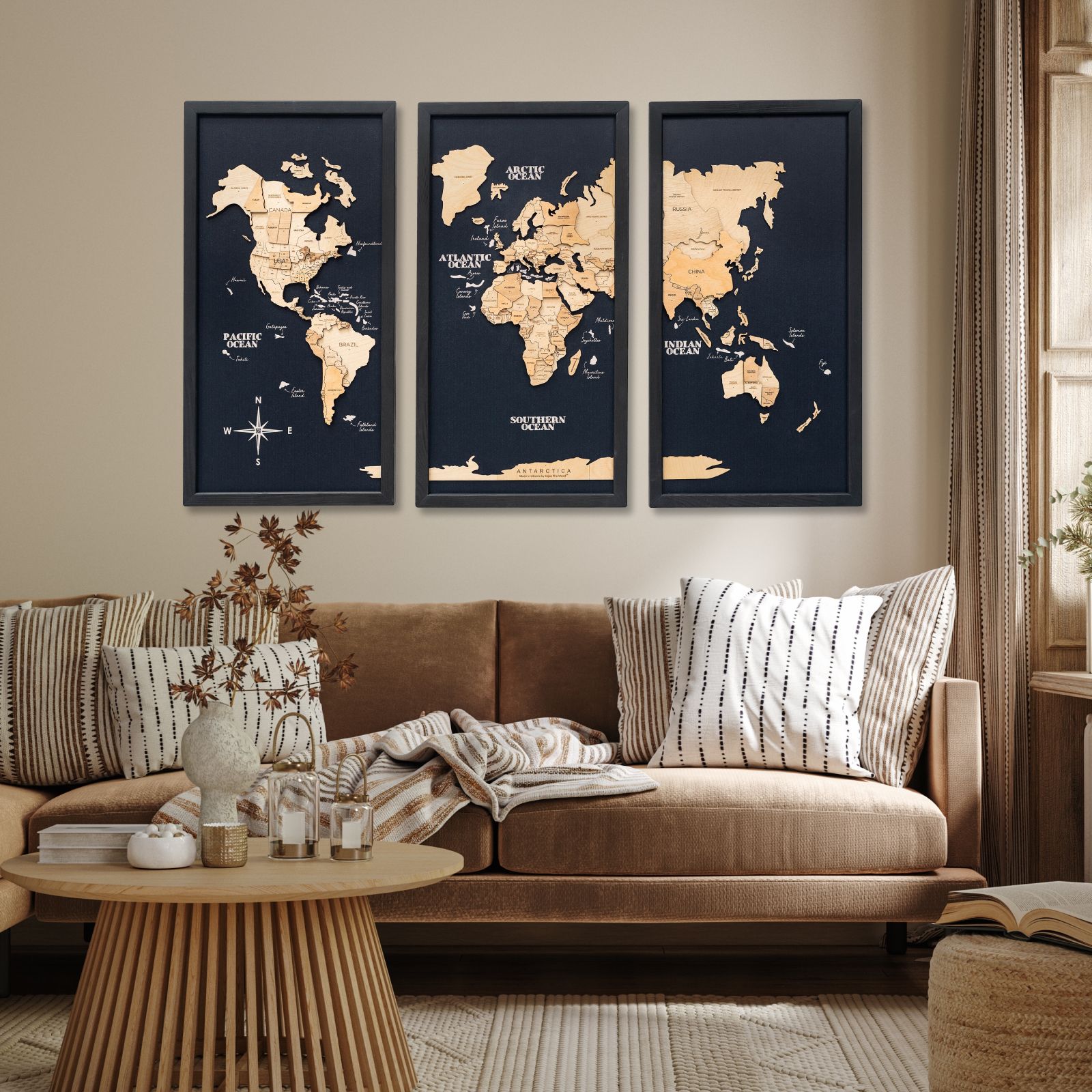 Mappa del Mondo 3D in Legno Chiaro – Trittico da Parete
