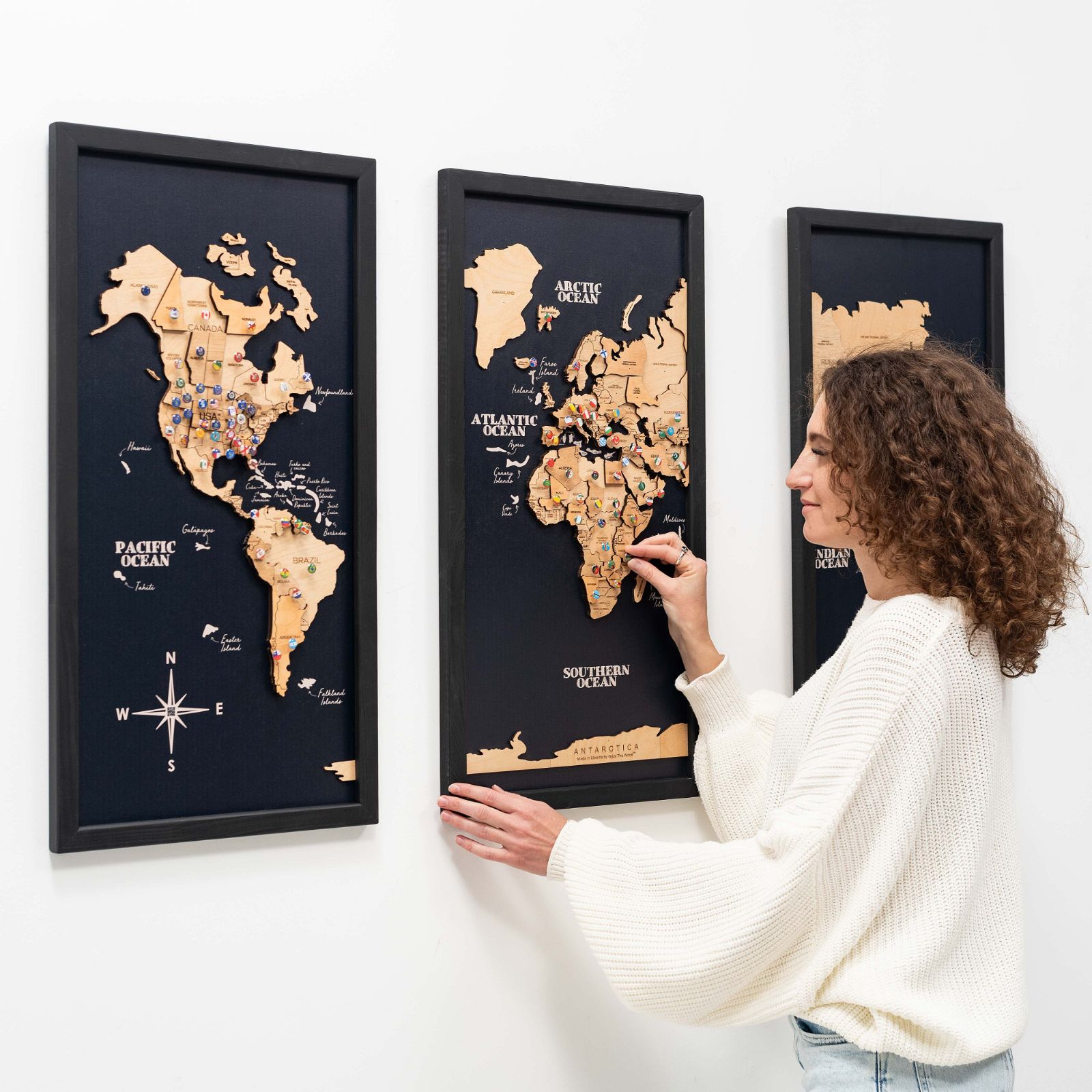 Mappa del Mondo 3D in Legno Chiaro – Trittico da Parete