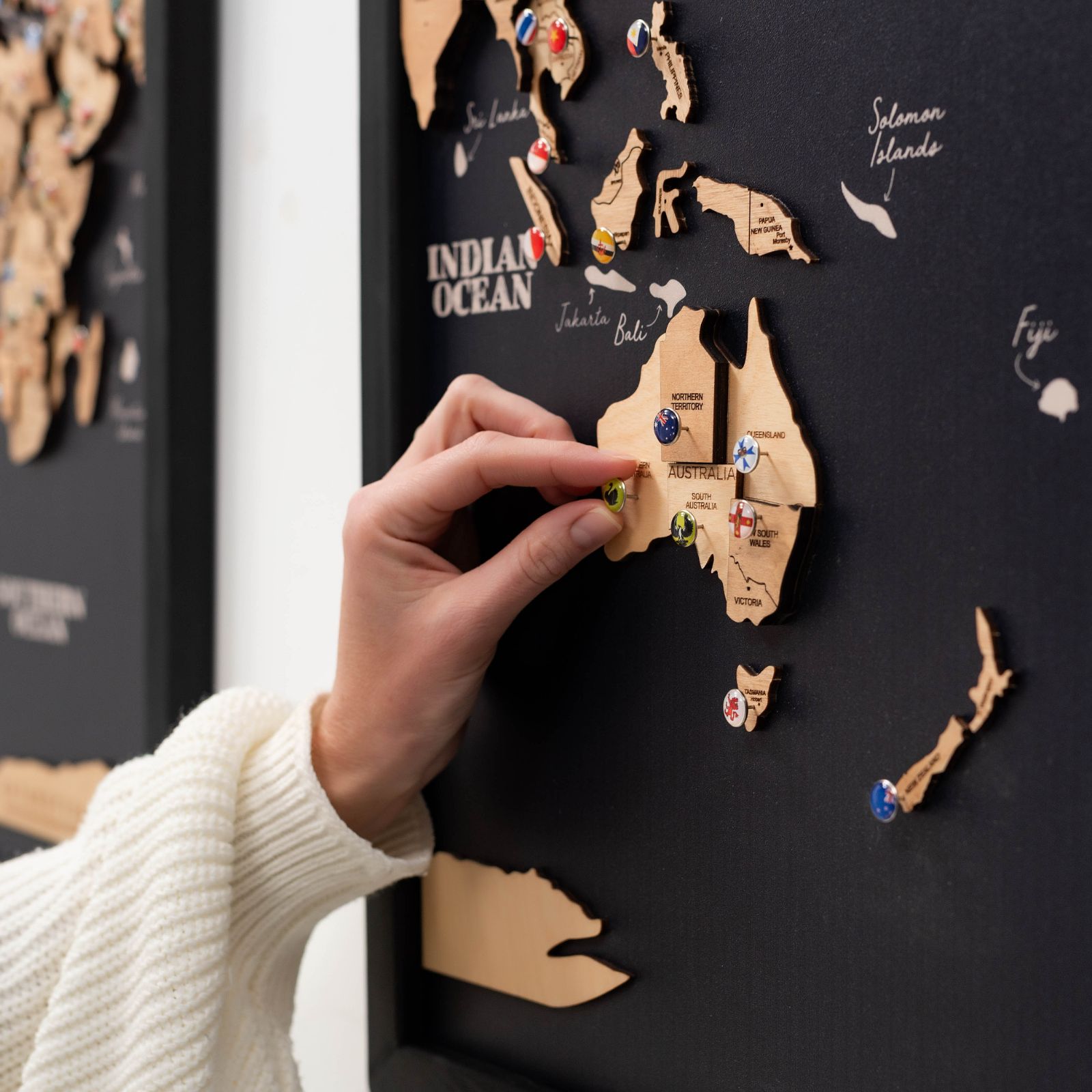 Mappa del Mondo 3D in Legno Chiaro – Trittico da Parete